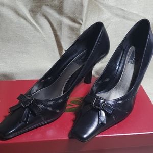 Victoria Spencer, black heels, with bows.